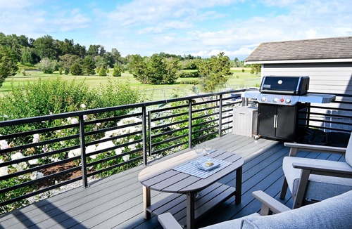Ferndale Apartment | Modern Sandy Point studio: Golf Views & Beach Walk