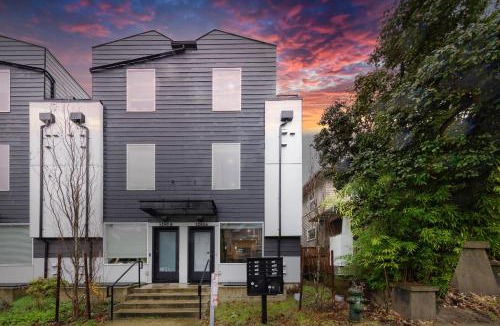 University District House | Modern Seattle Home w Rooftop Views - Near UW
