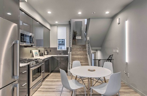 Genesee House | Modern Seattle Townhome, 5 Mi to Pike Place!