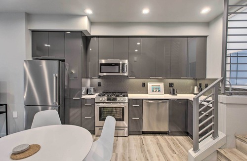 Genesee House | Modern Seattle Townhome, 5 Mi to Pike Place!