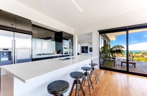 Oneroa Villa | Modern Self-Catering Vacation Rental for 10 Guests on Waiheke Island, New Zealand