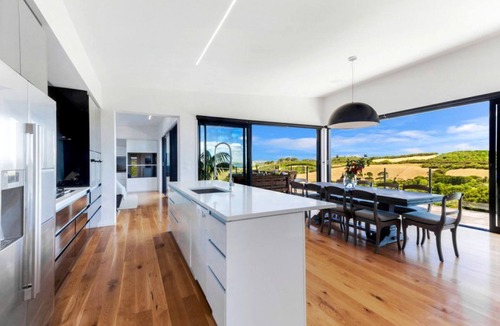 Oneroa Villa | Modern Self-Catering Vacation Rental for 10 Guests on Waiheke Island, New Zealand