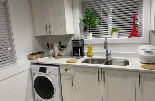 Maple Ridge House | Modern, self-contained 1b/1 b suite w/workspace