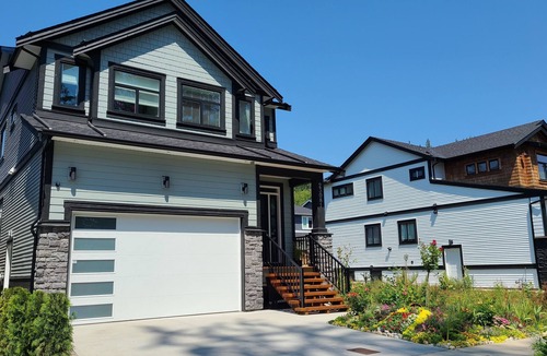 Maple Ridge House | Modern, self-contained 1b/1 b suite w/workspace