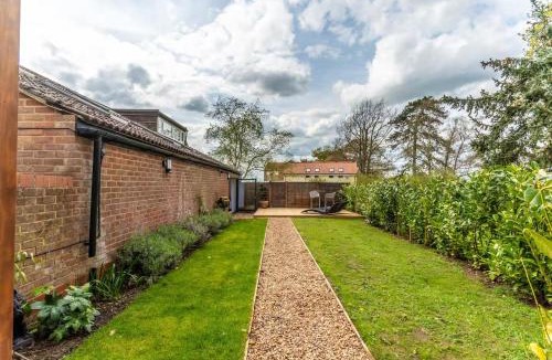 Matching Green Apartment | Modern self contained one bedroom with garden