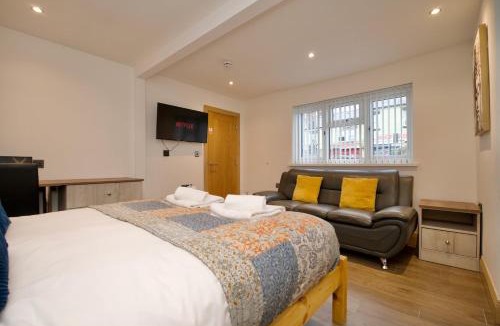 Weston on Trent Apartment | Modern Self Contained Studio Near Coventry CBS Arena with Private Parking