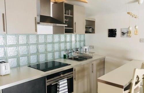 Loughton Apartment | Modern self contained tiny home with patio