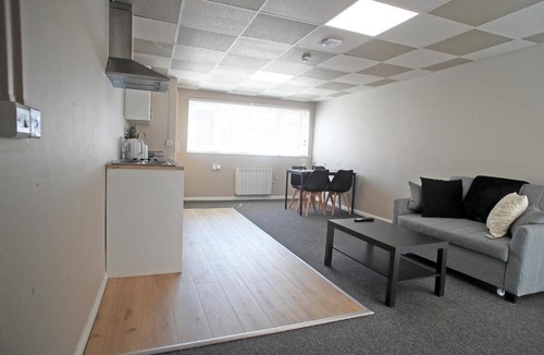 Bramcote Apartment | Modern Single-Floor Apartment - Sleeps 8