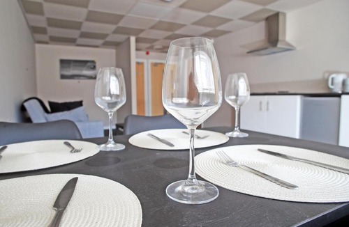 Bramcote Apartment | Modern Single-Floor Apartment - Sleeps 8