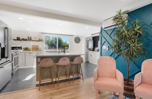Richland House | Modern, Sleek, Comfortable & Pet Friendly!