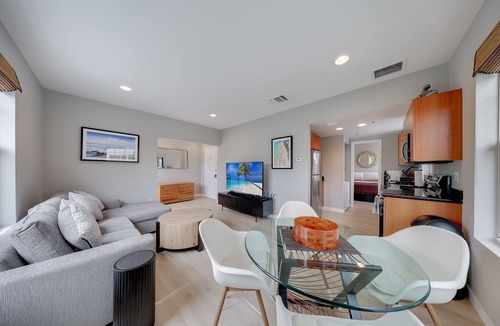 South Pointe Condo | Modern SoBe Gem! Balcony, Pool, Walk to Beach, BBQ, Fast Wi-Fi, Near Hotspots