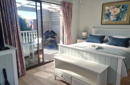 Plettenberg Bay Apartment | Modern Solar powered 1 bed studio apartment with amazing views