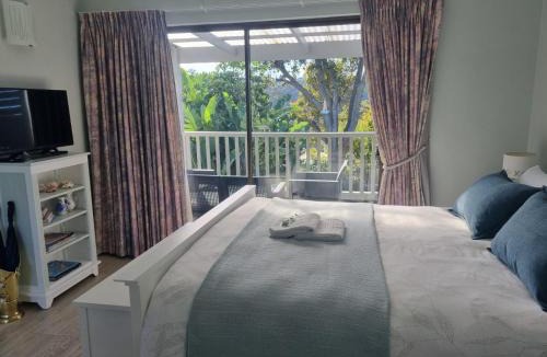 Plettenberg Bay Apartment | Modern Solar powered 1 bed studio apartment with amazing views