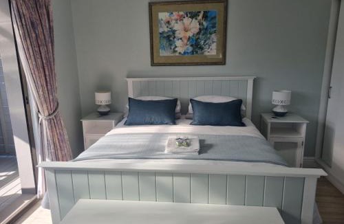 Plettenberg Bay Apartment | Modern Solar powered 1 bed studio apartment with amazing views