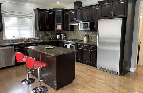 Victoria House | Modern Sophisticated Luxury Home by Thetis Lake 5 Bedroom 3 Bathroomn