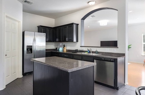 Austin House | Modern South Austin Home|King Bed Gym Patio Sleeps 6- Ideal for long stays