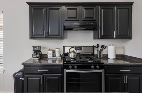 Austin House | Modern South Austin Home|King Bed Gym Patio Sleeps 6- Ideal for long stays