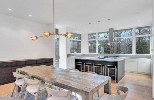 North Sea House | Modern Southampton Estate, Private Tennis Court and Pool, Great for Groups
