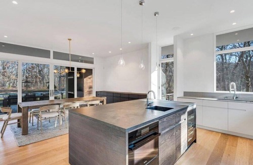 North Sea House | Modern Southampton Estate, Private Tennis Court and Pool, Great for Groups