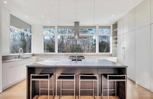 North Sea House | Modern Southampton Estate, Private Tennis Court and Pool, Great for Groups