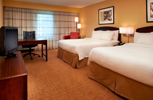 Novi Hotel | Modern Space, Ergonomic Workspace, Swimming Pool, and Pet-Friendly Stay