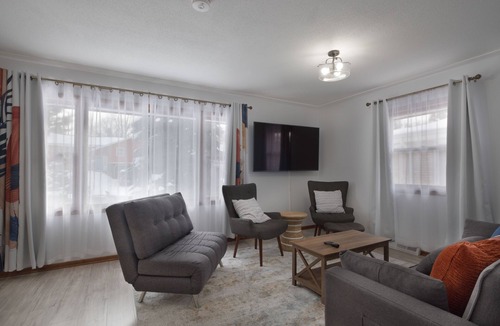 Columbia Heights House | Modern, spacious 3BDR house 15 min to Downtown Minneapolis