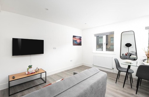 Enfield Apartment | Modern Spacious 1Bed with Allocated Parking, Fast Wi-Fi, Private Garden, and Fast Access to Train and Bus Stations