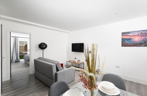 Enfield Apartment | Modern Spacious 1Bed with Allocated Parking, Fast Wi-Fi, Private Garden, and Fast Access to Train and Bus Stations