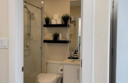 Knight Apartment | Modern Spacious 1BR minutes away from Main St