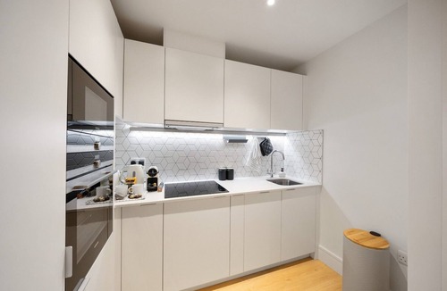 Coombe Hill Apartment | Modern & Spacious 2-Bedroom apartment + Free Parking Workspace Gym Cinema