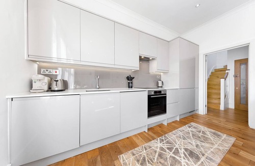 Mortlake Apartment | Modern Spacious 2-bedroom apartment near Richmond Park and River Thames