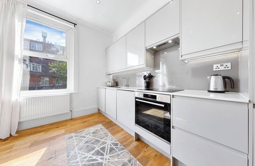 Mortlake Apartment | Modern Spacious 2-bedroom apartment near Richmond Park and River Thames