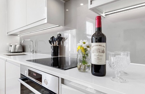 Mortlake Apartment | Modern Spacious 2-bedroom apartment near Richmond Park and River Thames