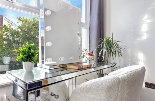 Mortlake Apartment | Modern Spacious 2-bedroom apartment near Richmond Park and River Thames
