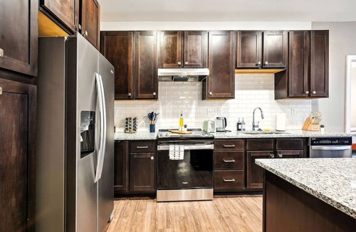 Italian Village Condo | Modern & Spacious 2BD 2BA in Italian Village w Parking, Gym, Pool & Workstation