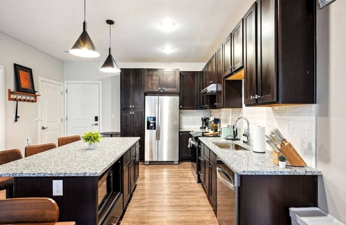 Italian Village Condo | Modern & Spacious 2Bed 2 Bath in Italian Village w Parking, Gym, Pool & Workstation