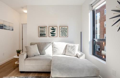 Dwight Apartment | Modern & Spacious 2BR Apartment with Gym & Parking