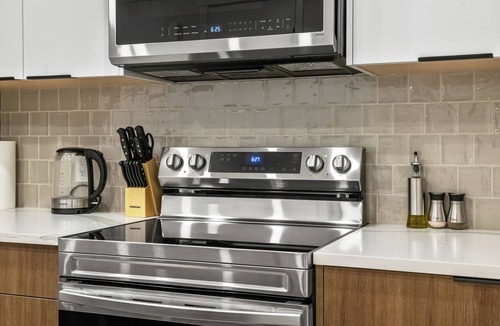 Glenbrook Apartment | Modern, spacious 2BR suite in Calgary, 13 min to downtown, private entrance