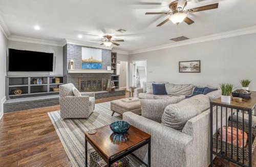 Lake Charles House | Modern Spacious 3 Bedroom Home