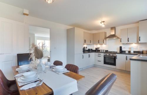 Broad Oak House | Modern Spacious 3 Bedroom House in Canterbury with En Suite and Free Parking Perfect for Contractors & Families