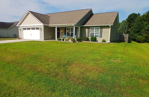 Jacksonville House | Modern, spacious 3 bed country home close to Camp Legeune and shopping.