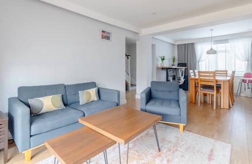 Custom House House | Modern & Spacious 3BD House - Canning Town
