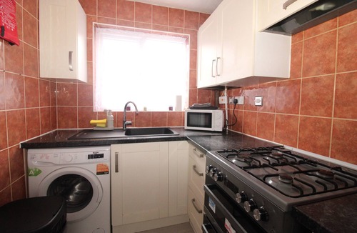 North End House | Modern | Spacious 3BR House | Sleeps 10 | Parking | Garden | Near London Links
