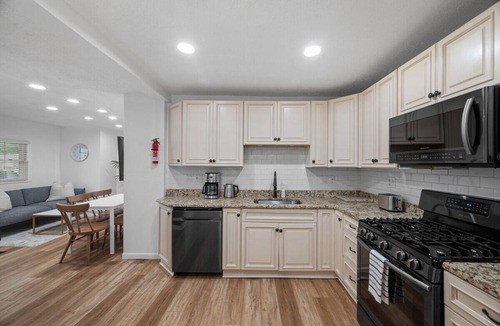Bakerstown Apartment | Modern & Spacious 4 Bdr Apt in Gibsonia/Pittsburgh