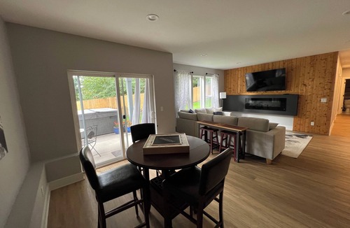 La Center House | Modern spacious 4-bdrm. house in beautiful La Center, with AC & pets allowed.
