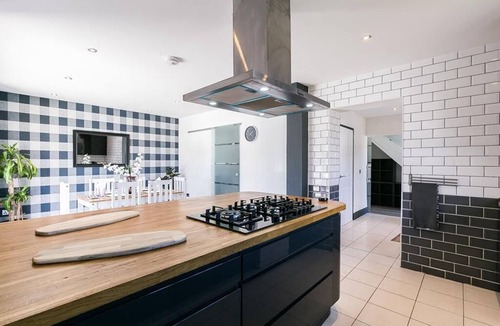 Colinton House | Modern Spacious 4 Bedroom Property in Desirable Part of Town