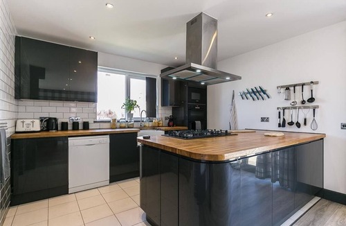 Colinton House | Modern Spacious 4 Bedroom Property in Desirable Part of Town