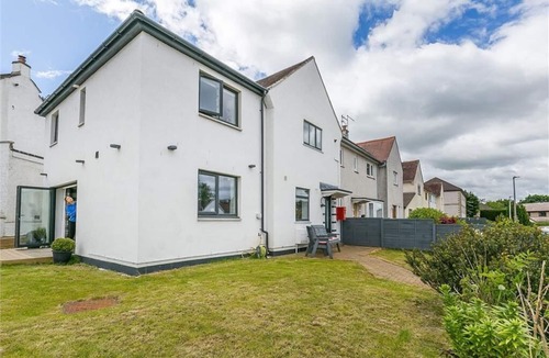 Colinton House | Modern Spacious 4 Bedroom Property in Desirable Part of Town