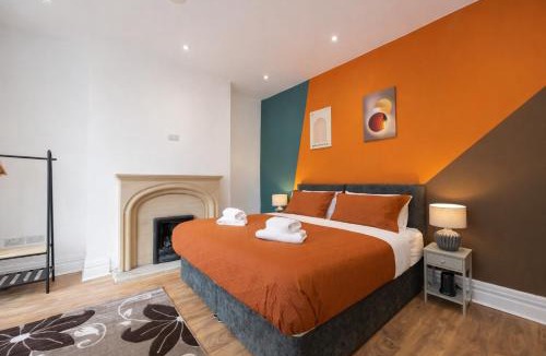 Chorlton-cum-Hardy House | Modern & Spacious 4-Bedroom Home, Family & Contractor Friendly, Manchester