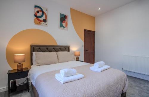 Chorlton-cum-Hardy House | Modern & Spacious 4-Bedroom Home, Family & Contractor Friendly, Manchester